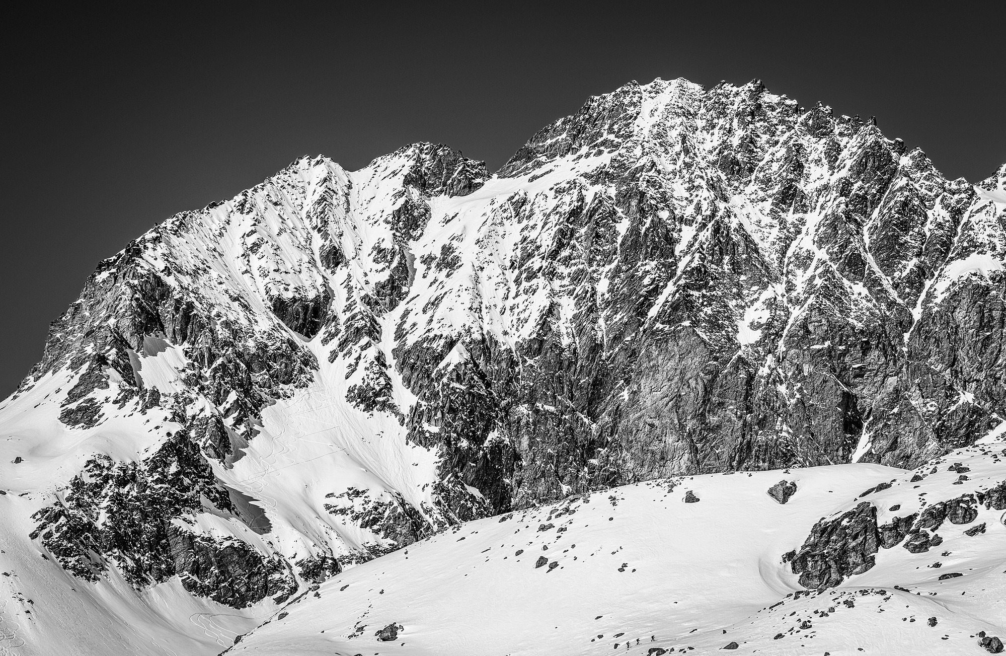 Ski de pente raide dans le couloir Slingsby Aiguilles rouges d'Arolla Val d'Hérens Valais