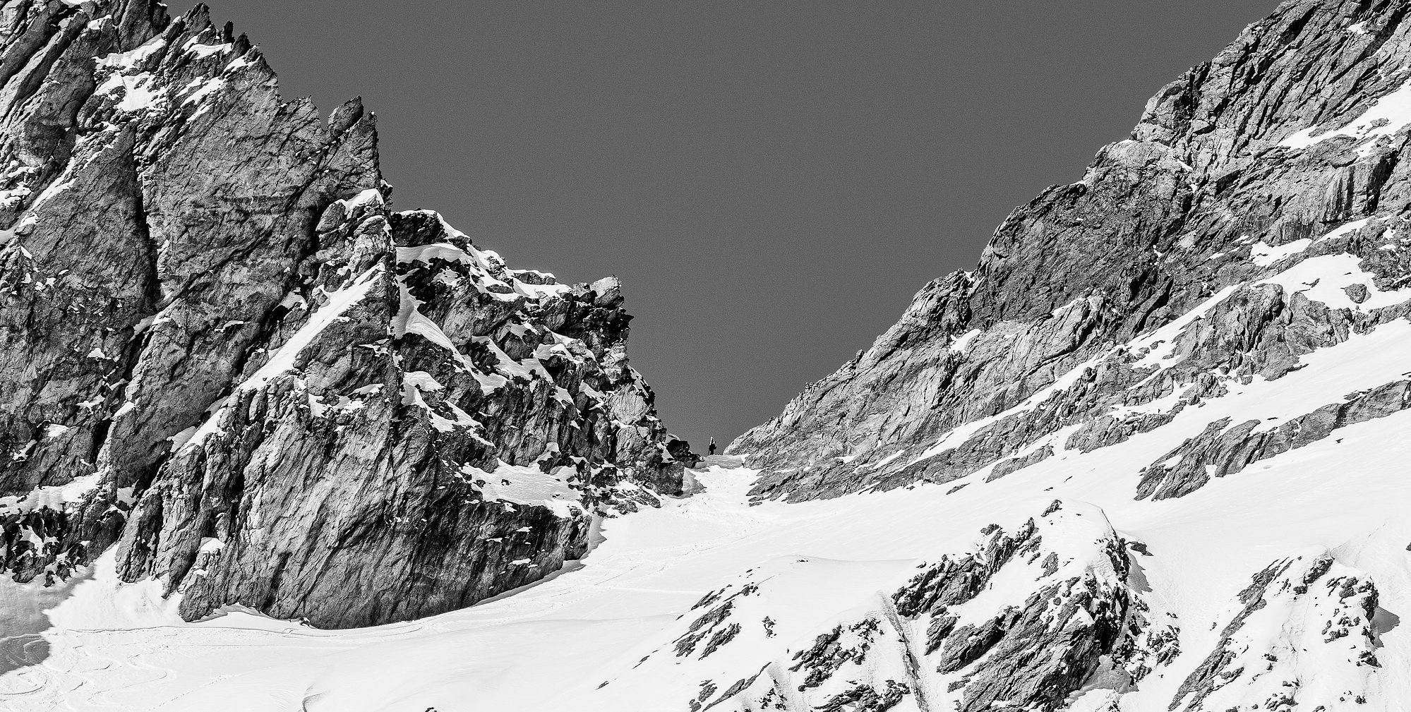 Ski de pente raide dans le couloir Slingsby Aiguilles rouges d'Arolla Val d'Hérens Valais
