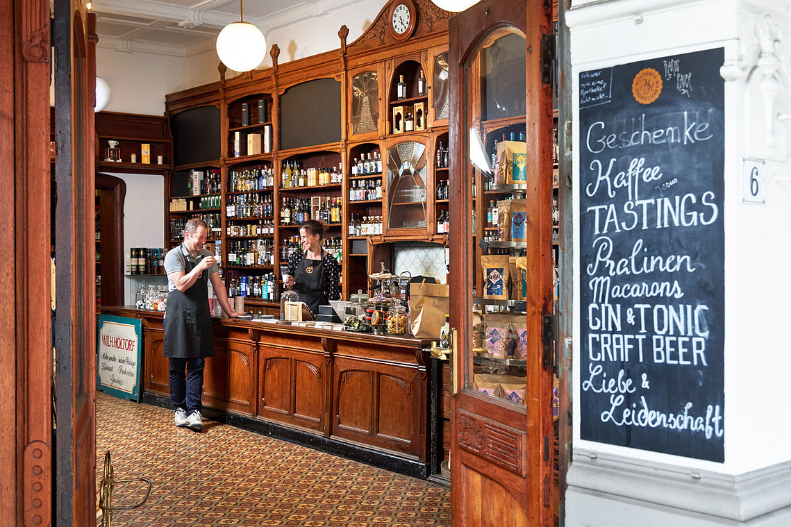 Kolonialwarenladen Wilh. Holtorf (heute: Holtorfs Heimathaven) besteht seit 1874 am Ostertorsteinweg 6 in Bremen. Feinkostgeschäft.