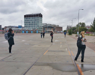 Een van lessen van de cursus digatale fotografie voor beginners vindt plaats op de NDSM-werf in Amsterdam-Noord