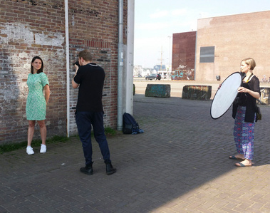 Een van lessen van de cursus digatale fotografie voor beginners vindt plaats op de NDSM-werf in Amsterdam-Noord