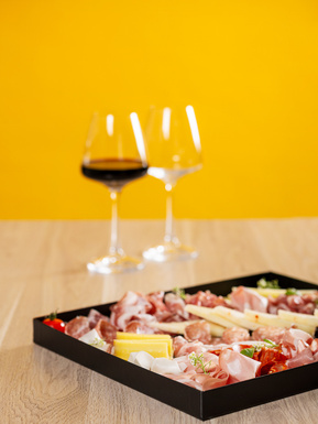 Mise en scène d'un plateau de charcuterie réalisée en studio pour l'entreprise Ositeck à Cugnaux et photographiée par Johanna Senpau.