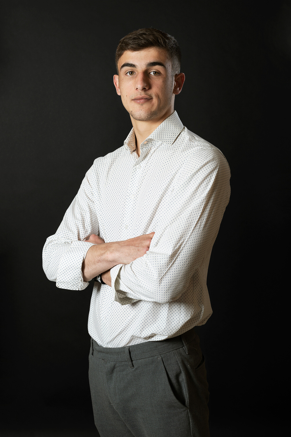 Portrait en studio d'un jeune homme photographié à Toulouse avec un studio mobile.