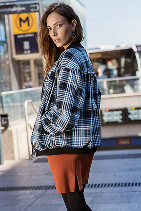 Alyssia Meunier présente le Lookbook de Ma Petite Mercerie lors de sa séance photo avec Johanna Senpau à Toulouse.