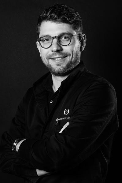 Portrait noir et blanc en buste d'un homme, sur un fond noir, fait en studio par Johanna Senpau à Balma.
