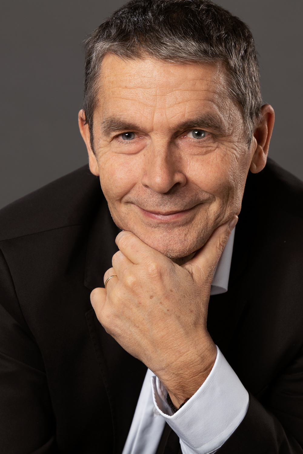 Portrait en studio de Xavier Goube photographié à Revel.