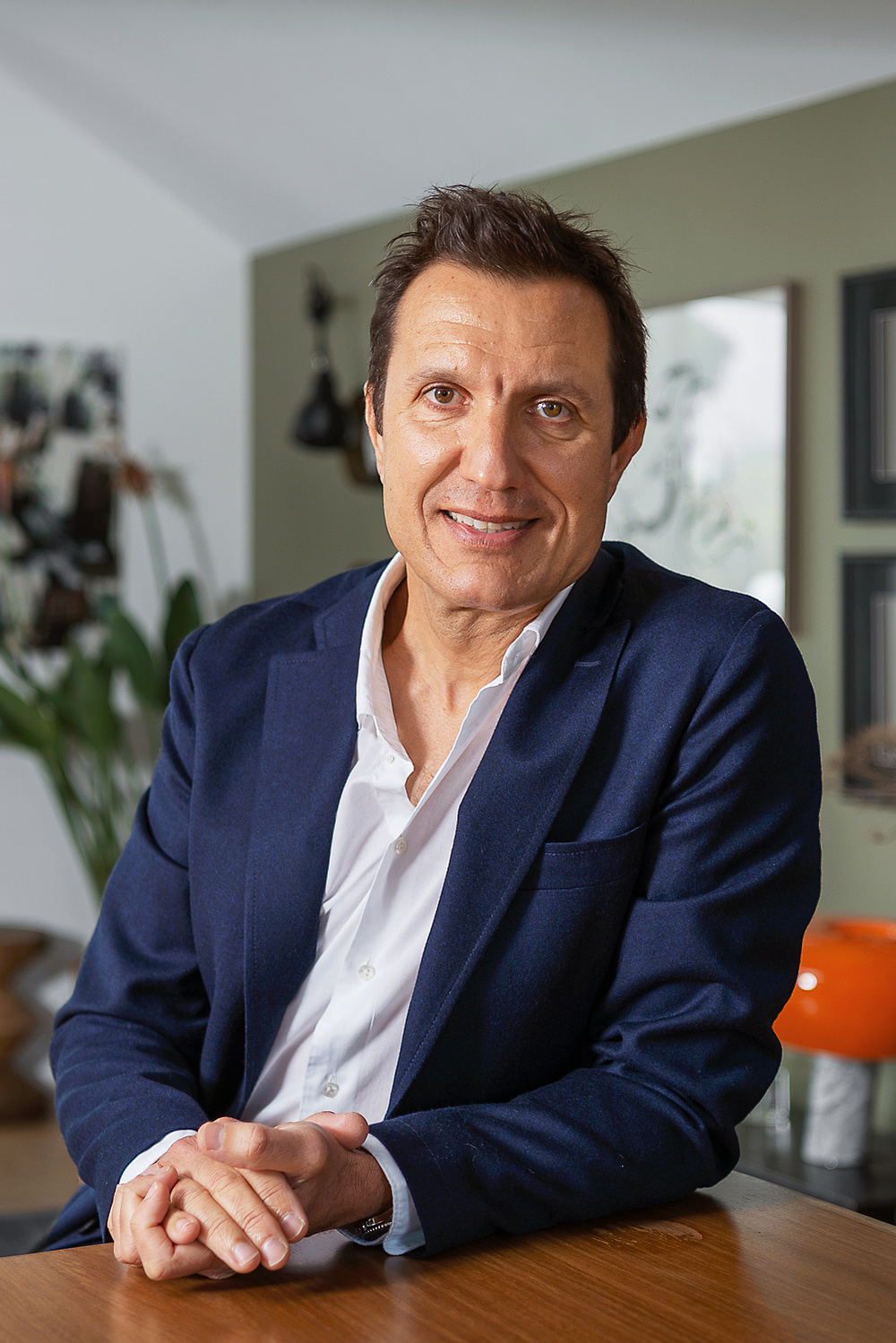 Portrait en situation du Dr Laurent Belmebrouk à son domicile dans le centre de Toulouse.