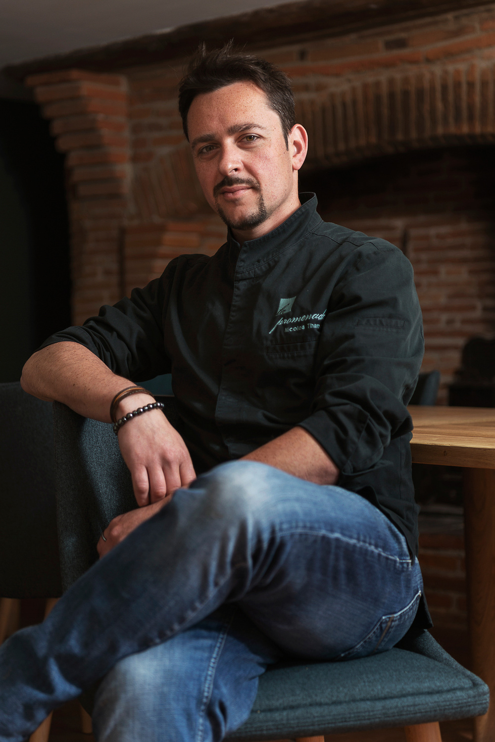 Portrait de Nicolas Thomas, chef étoile du restaurant gastronomique La Promenade, proche de Toulouse.