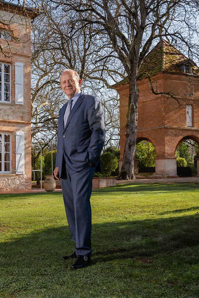 Portrait en pied du Dr Roch Doliveux dans le parc de la fondation Pierre Fabre au domaine d En Doyle à Lavaur.