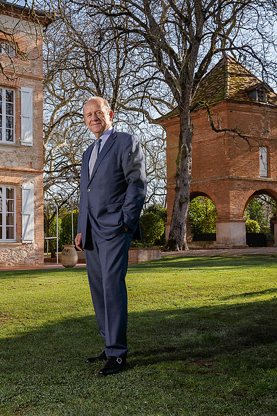 Portrait en pied du Dr Roch Doliveux dans le parc de la fondation Pierre Fabre au domaine d En Doyle à Lavaur.