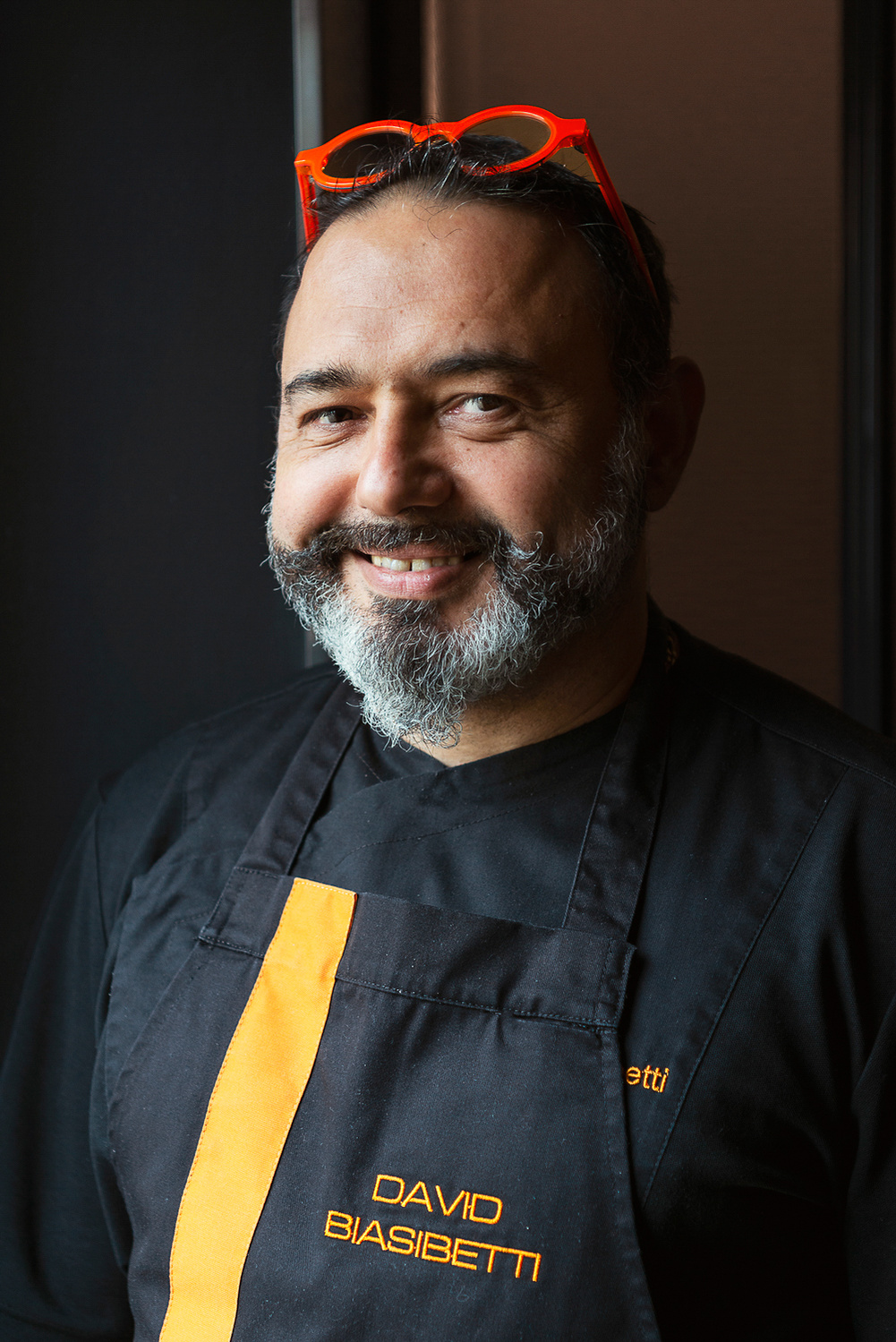 Portrait de David Biasibetti, chef étoile du restaurant gastronomique Ô Saveur.