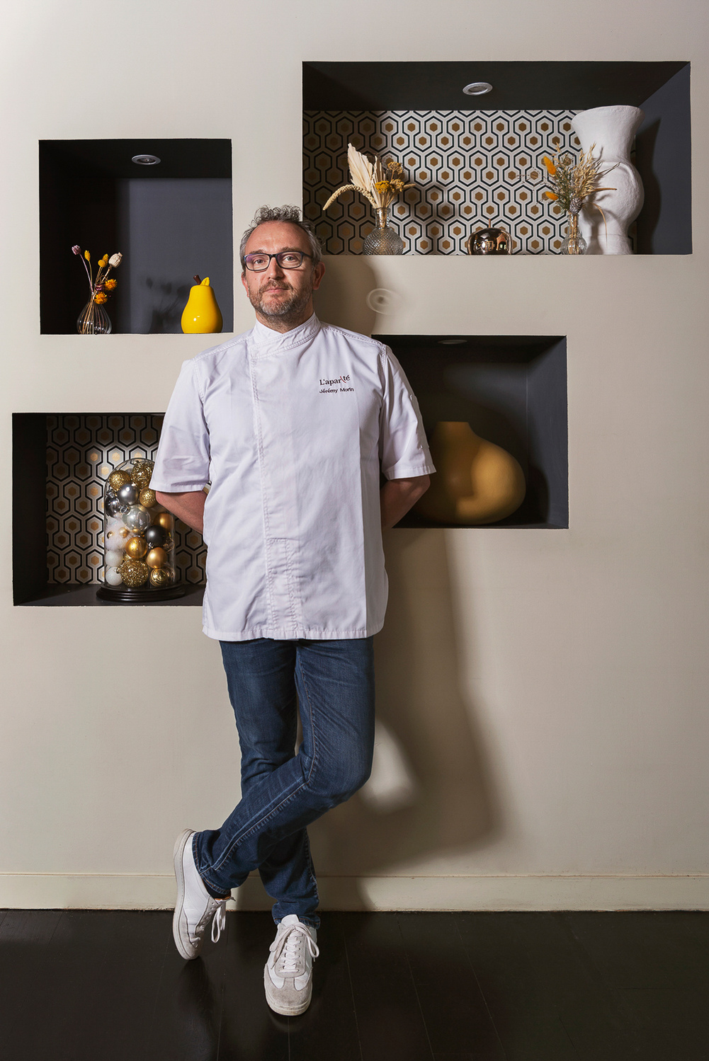Portrait de Jeremy Morin, chef étoile du restaurant gastronomique l'Aparté. Photographié par Johanna Senpau, à l'accueil du restaurant à Toulouse.