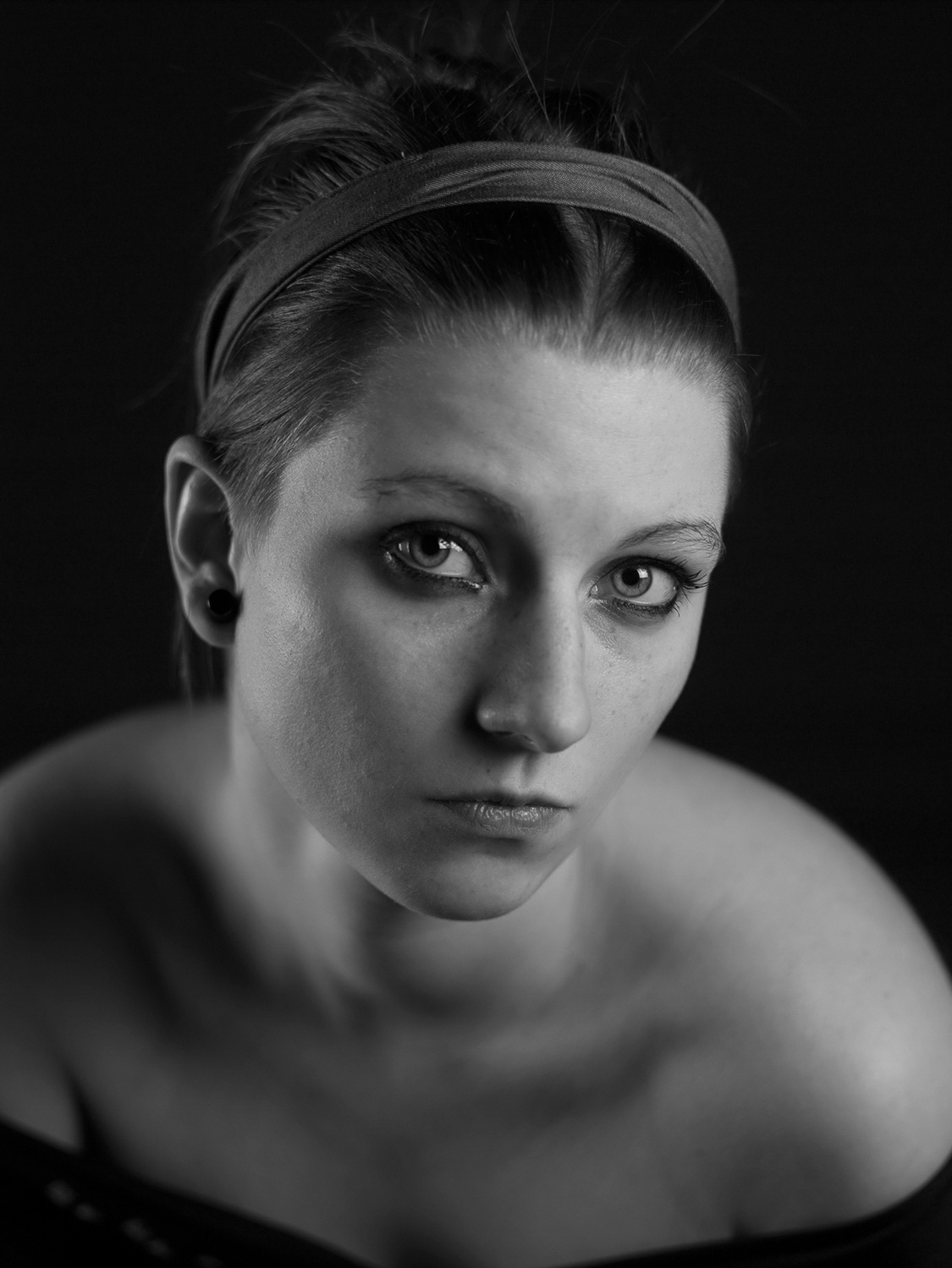 Portrait en studio de Chanelle Varinot photographiée à Toulouse.