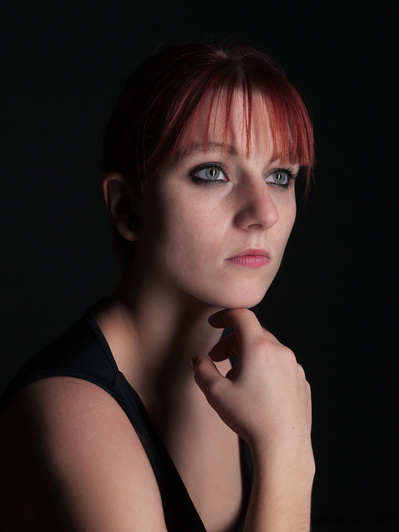 Portrait de Chanelle Varinot fait en studio par Johanna Senpau, sur fond noir.