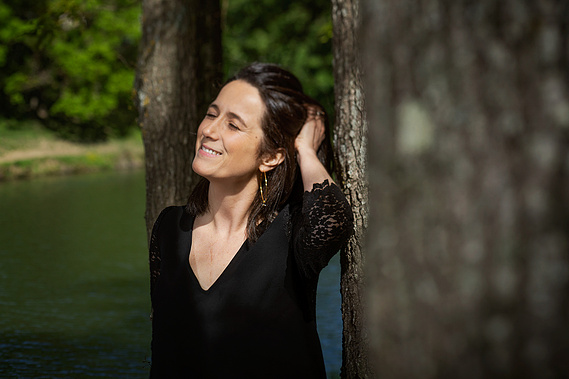 Portrait en extérieur réalisé au Nikon 85mm à décentrement par Johanna Senpau à Toulouse.