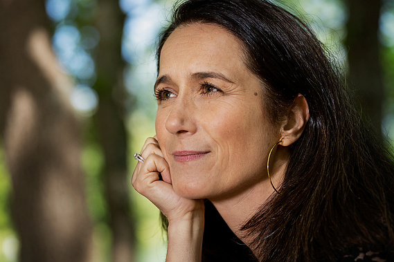 Portrait en extérieur capturé avec un objectif Nikon 85mm à décentrement par Johanna Senpau vers Toulouse.