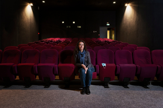 Portrait documentaire de la directrice d'un petit cinéma indépendant. Elle est assise au premier rang de la salle du cinéma.  Nous sommes dans la première étape du second déconfinement lié à la pandémie de covid 19. Les cinéma restent fermés. Documentary 