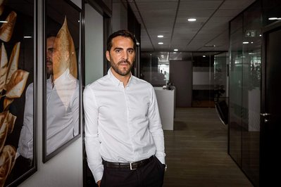 Portrait en situation de Lionel Pelletier gérant de BSK Immobilier. Il est photographié dans ses locaux à Toulouse.