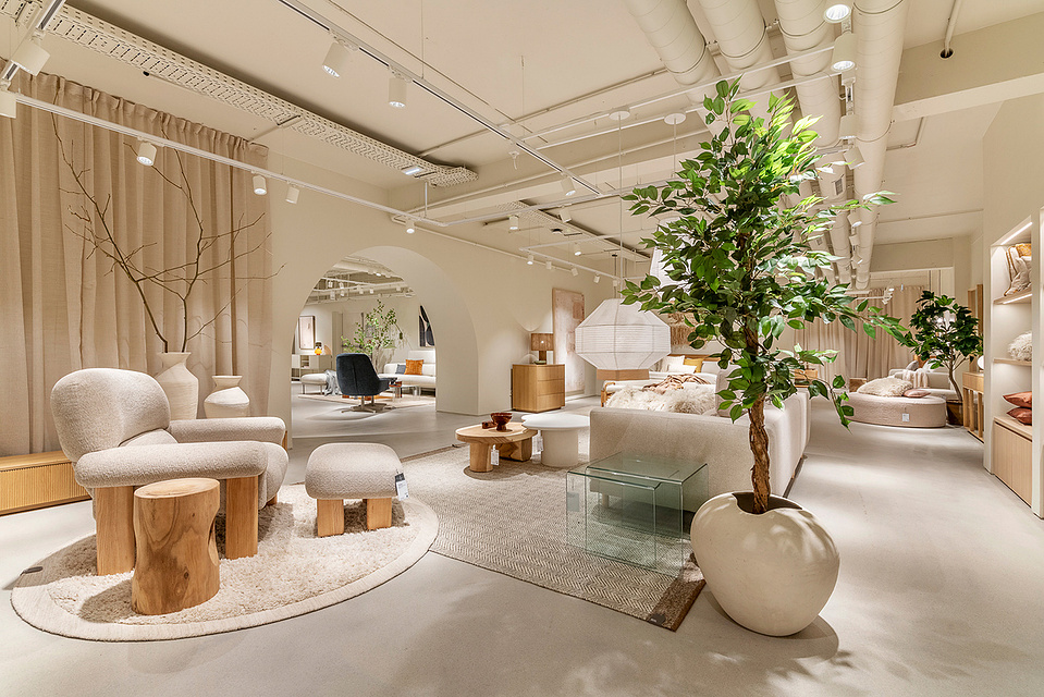 Mobilier contemporain Kave Home Toulouse en lumière naturelle