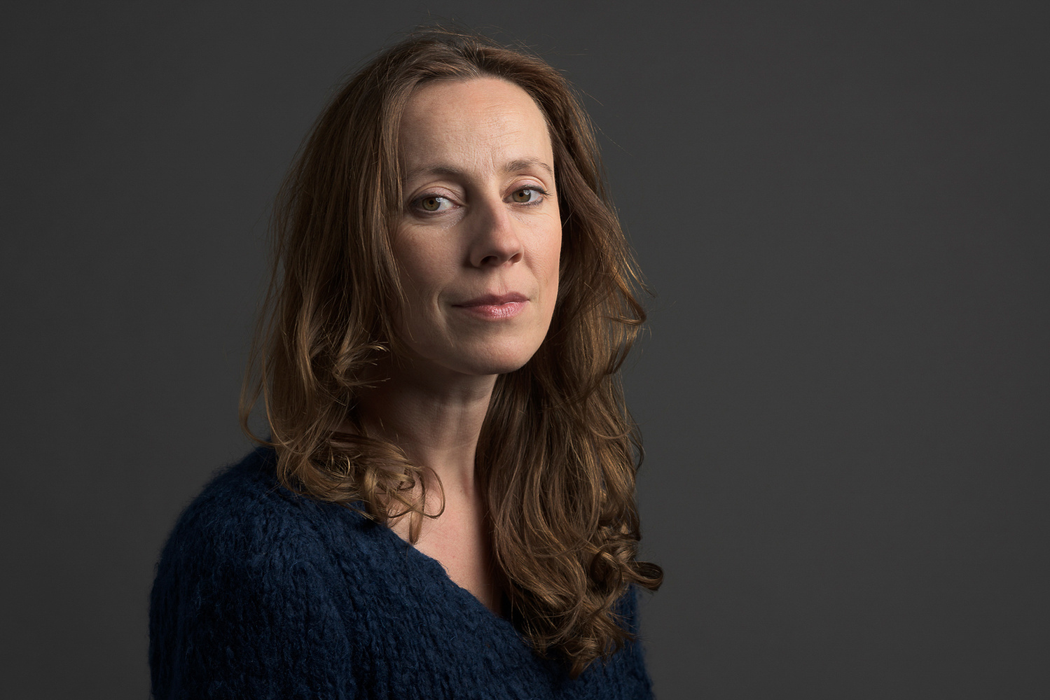 Portrait en studio d'une femme photographiée par Johanna Senpau à Toulouse.