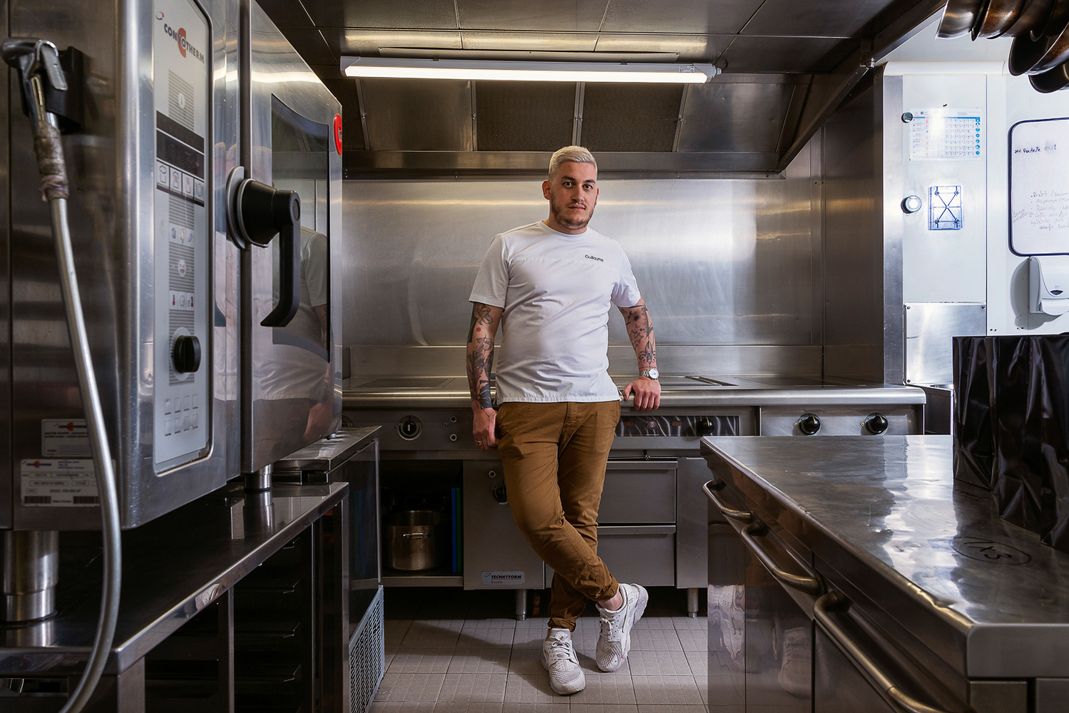 Portrait de Guillaume Momboisse, chef étoile du restaurant gastronomique le Sept. Il est photographié par Johanna Senpau, dans sa cuisine à Toulouse.
