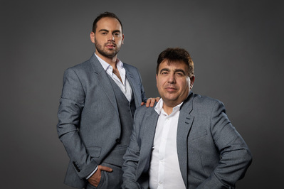 Portrait réalisé en studio des gérants de l'entreprise Baccologie sur fond gris à Revel.