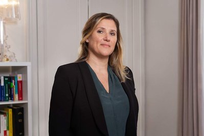 Portrait en situation d'une des avocates du cabinet Cariatides à Toulouse. Elle est photographiée par Johanna Senpau dans son bureau dans le centre de Toulouse.