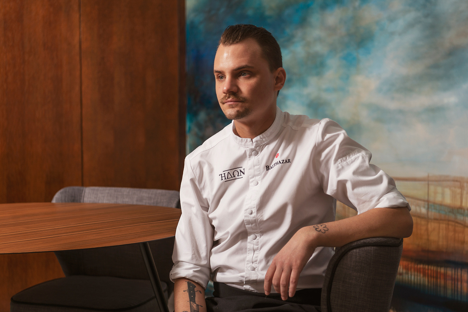 Portrait de Balthazar Gonzalez, chef étoile du restaurant gastronomique l'Hedone. Photographié dans la salle du restaurant à Toulouse.