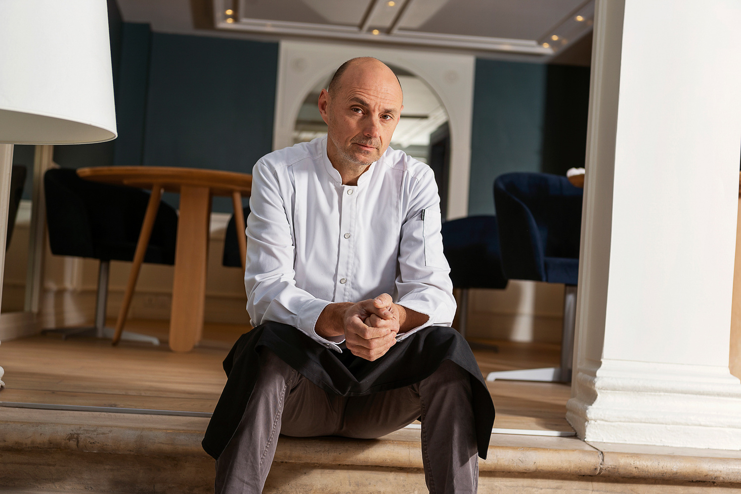 Portrait de Stéphane Tournié, chef étoile du restaurant gastronomique Les Jardins de l'Opéra, situé dans le centre toulousain.