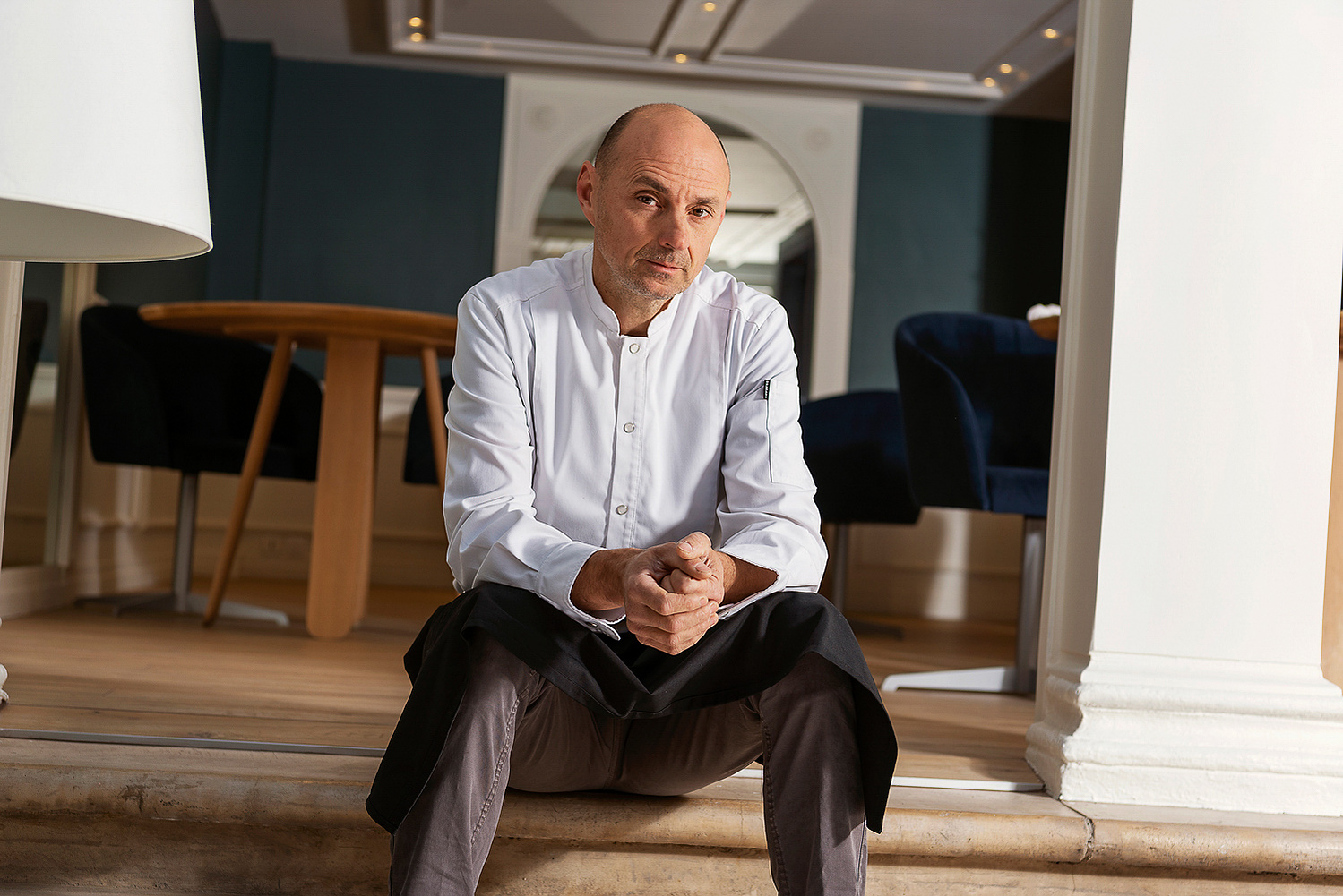 Portrait de Stéphane Tournié, chef étoile du restaurant gastronomique Les Jardins de l'Opéra, situé dans le centre toulousain.