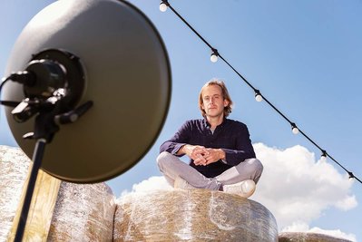 Portrait en extérieur de Pierre Lambinon à Toulouse, chef étoile du restaurant le PY-R. Il est photographié assis sur des bottes de paille.