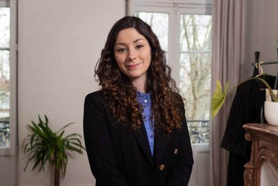 Portrait en situation d'une des avocates du cabinet Cariatides. Elle est photographiée dans son bureau à Toulouse.