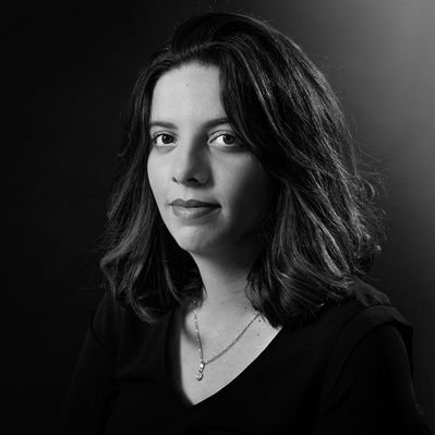 Portrait noir et blanc sur fond noir de Meriem Djerebia à Toulouse.