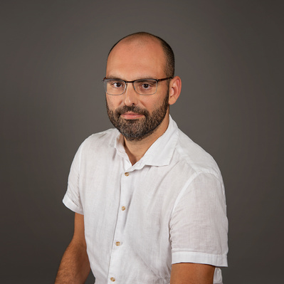 Portrait en buste de Jean-Vincent Senpau fait en studio, sur fond gris à Cugnaux.