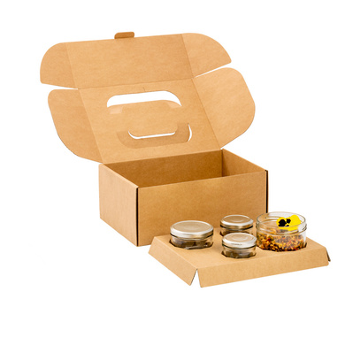Mise en scène du packshot e-commerce d'un produit en studio sur fond blanc à Toulouse, photographiée par Johanna Senpau.