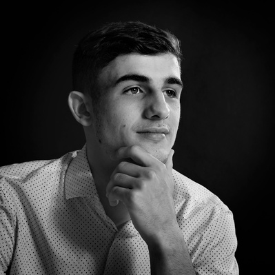 Portrait d'un homme en noir et blanc, au format carré, pris en studio.