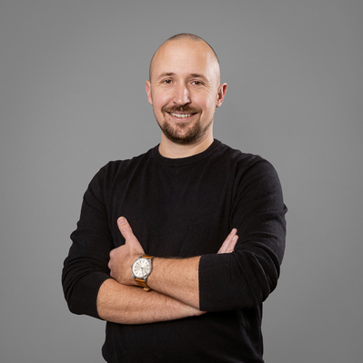 Portrait au format carré de Nicolas Bruty dirigeant de METRIA fait en studio sur fond gris à Toulouse.