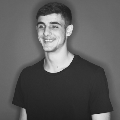 Portrait d'un jeune homme en noir et blanc, au format carré, fait en studio par Johanna Senpau.