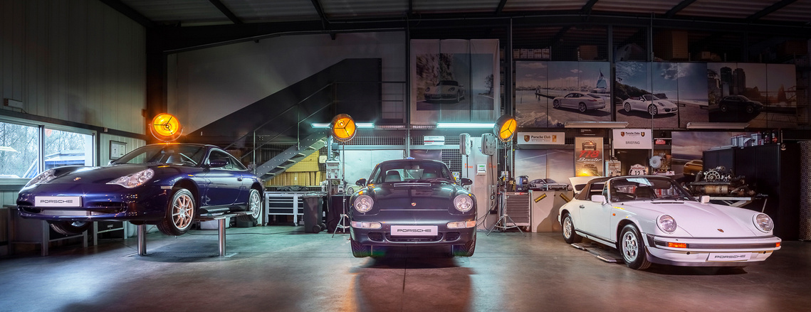 Image de trois voitures photographiées chez le concessionnaire Porsche par Johanna Senpau à Toulouse.