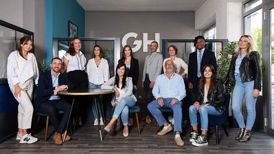 Portrait de groupe de l'équipe de Guy Hoquet situé avenue de Muret à Toulouse. Ils sont photographiés dans leurs locaux.