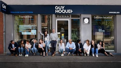 Portrait de groupe de l'équipe de Guy Hoquet situé avenue de Muret à Toulouse. Ils sont photographiés par Johanna Senpau devant leur devanture.