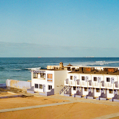 A row of small white buildings at the seafront, a few meters from the Atlantic Ocean. Casablanca, Morocco. 2020, February
Une rangée de petits immeubles blancs et cubiques, sur le front de mer, a quelques mètres de l'océan Atlantique. Maroc, 2020