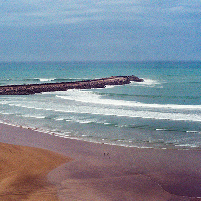 Waves breaking on an almost empty beach, as seen from the upper terrace. Kasbah of the Udaya, Rabat, Morocco. 2020, March
Vagues se brisant sur une plage presque vide, vue en plongée depuis la terrasse de la Casbah des Oudayas. Maroc, mars