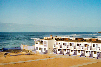 A row of small white buildings at the seafront, a few meters from the Atlantic Ocean. Casablanca, Morocco. 2020, February
Une rangée de petits immeubles blancs et cubiques, sur le front de mer, a quelques mètres de l'océan Atlantique. Maroc, 2020
