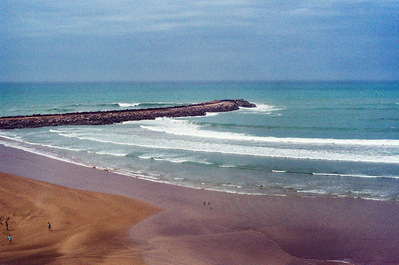 Waves breaking on an almost empty beach, as seen from the upper terrace. Kasbah of the Udaya, Rabat, Morocco. 2020, March
Vagues se brisant sur une plage presque vide, vue en plongée depuis la terrasse de la Casbah des Oudayas. Maroc, mars