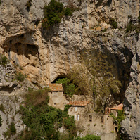 Built directly into the vertical cliff, the Ermitage Saint-Antoine de Galamus merges with the rock.
Construit directement dans la falaise, l'Ermitage Saint-Antoine de Galamus se confond avec le rocher