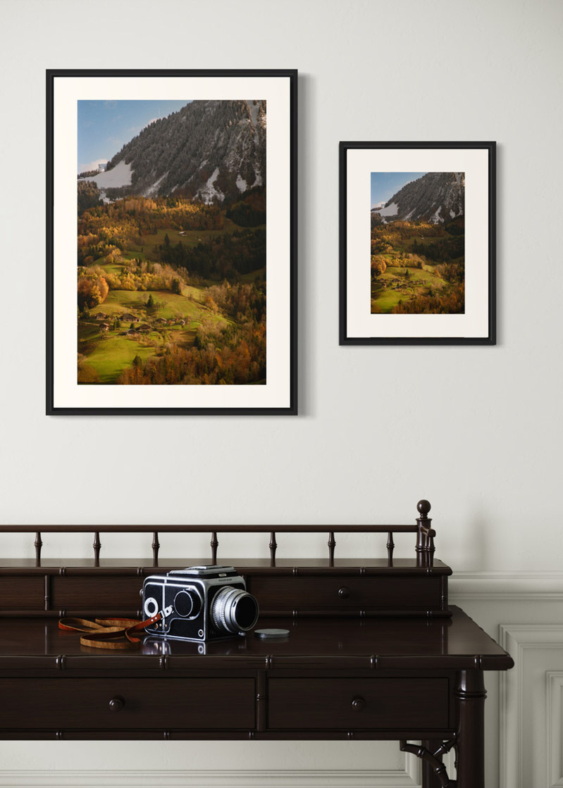 Sulens#01. Fine art print. Side by side comparison. Large 50x70cm and small 30x40cm formats. Photograph. Wooden console with a medium format camera.
Tirage d’art. Comparaison grand format 50 par 70 centimètres et petit format 30x40cm. Photographie