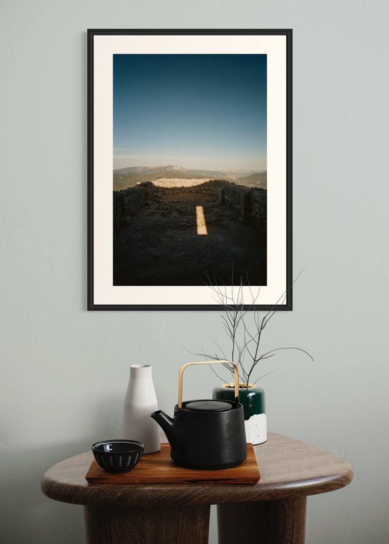 Peyrepertuse#01. Fine art print. Large format 50x70cm hung on a wall above a coffee table. Teapot and candles. Photograph
Tirage d’art. Grand format 50 par 70 centimètres accroché au mur au-dessus d’une table basse. Théière et bougies. Photographie