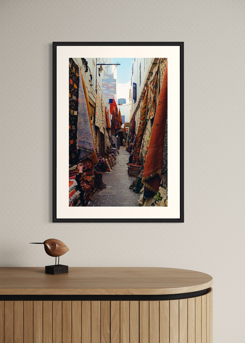 Essaouira#01. Fine art print. Large format 50x70cm hung on the wall above a sideboard. Photograph.
Tirage d’art. Grand format 50 par 70 centimètres accroché au mur au-dessus d’un buffet. Photographie