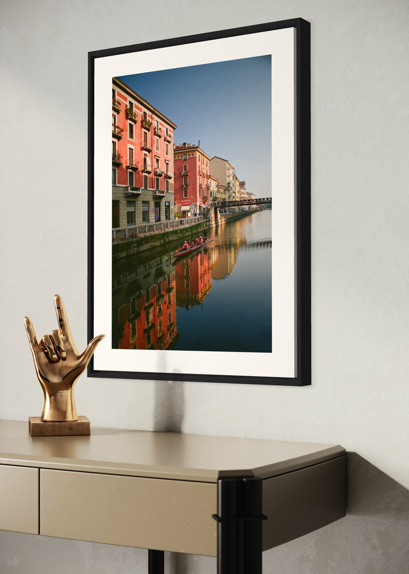 Milan#01. Fine art print. Large 50x70cm format hung on a wall above a console. Golden sculpture of a hand. Photograph.
Tirage d’art. Grand format 50 par 70 centimètres, accroché au-dessus d’une console. Sculpture dorée d’une main. Photographie.